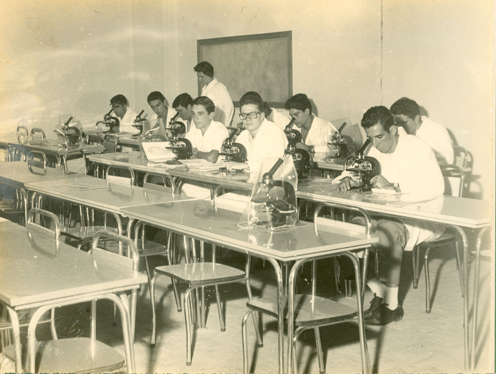 15_FCM.p.27(21.6) Aula prática de Microscopia. 1964.jpg