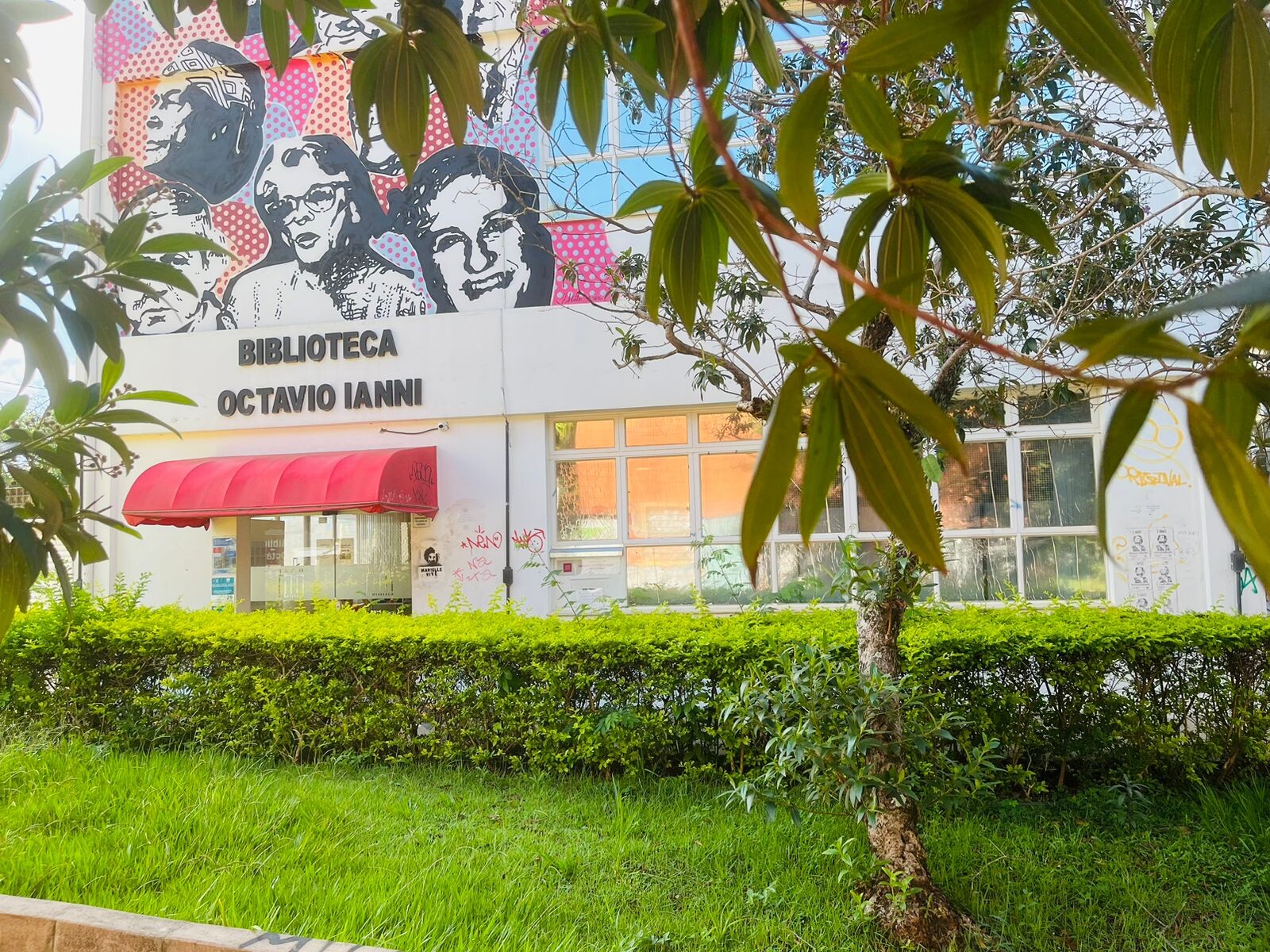 1_Biblioteca IFCH_Fachada_entrada.jpg