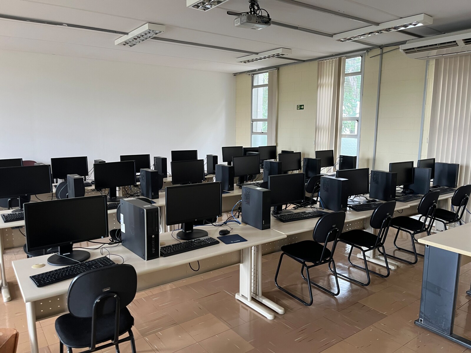Sala_micros_mar-2024 (3) (1).jpg