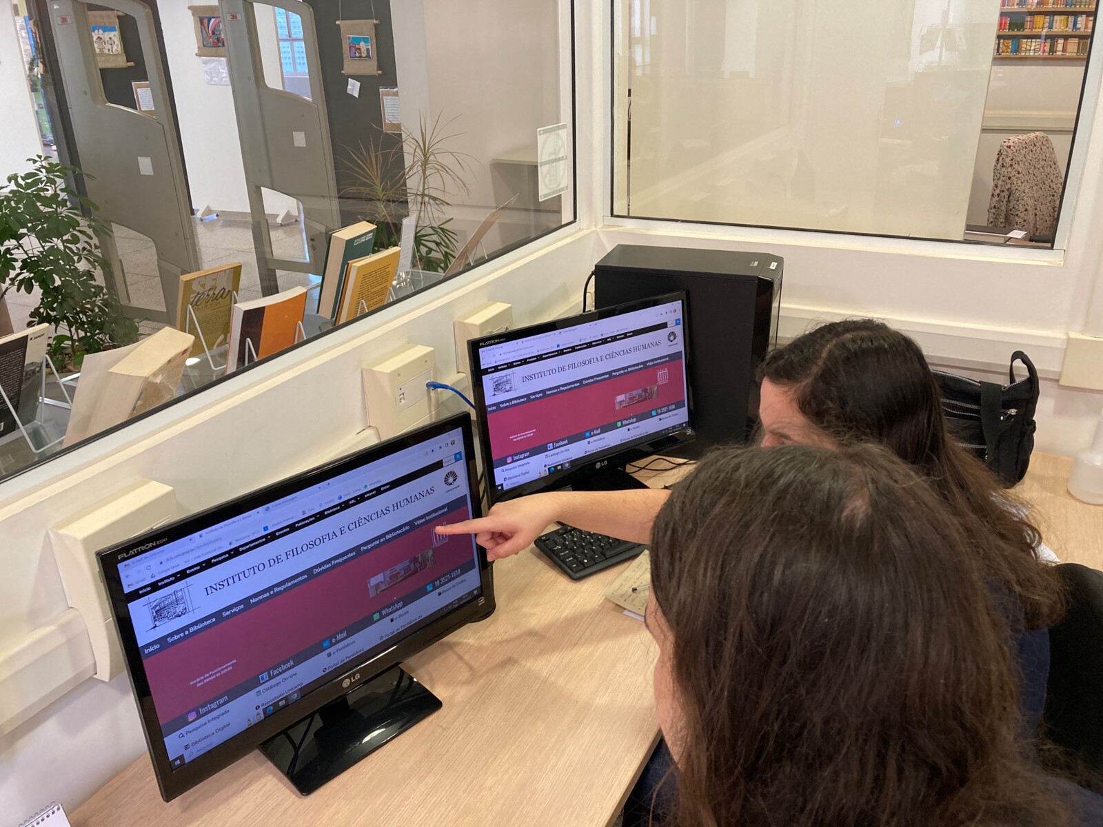 1_Biblioteca IFCH_Atendimento Serviço de Referência.JPG