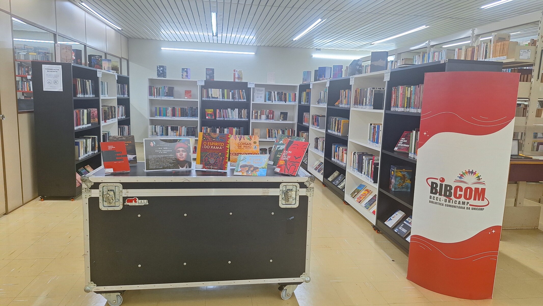 Foto 2 - Espaço do acervo BIBCOM.jpg