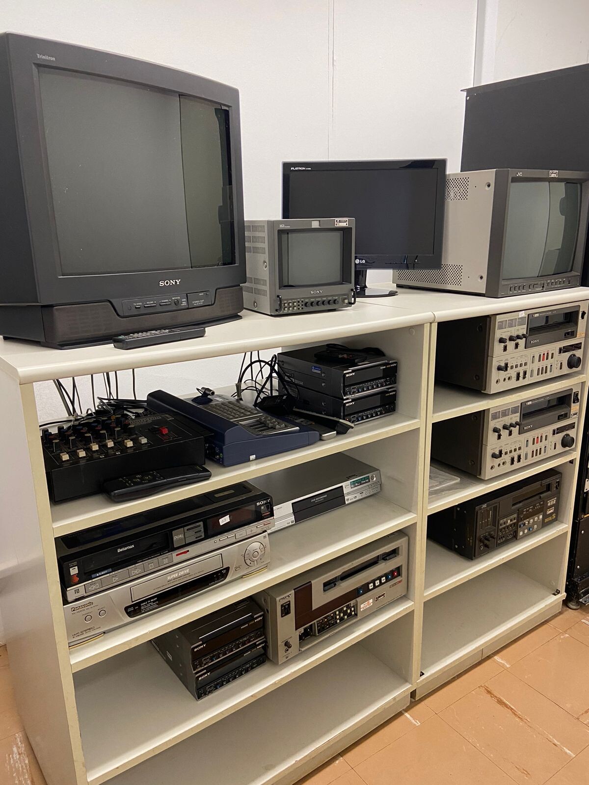 Equipamentos de vídeo U'matic, Digital-S, Betamax, Betacam, DVD, DVCAM.jpg